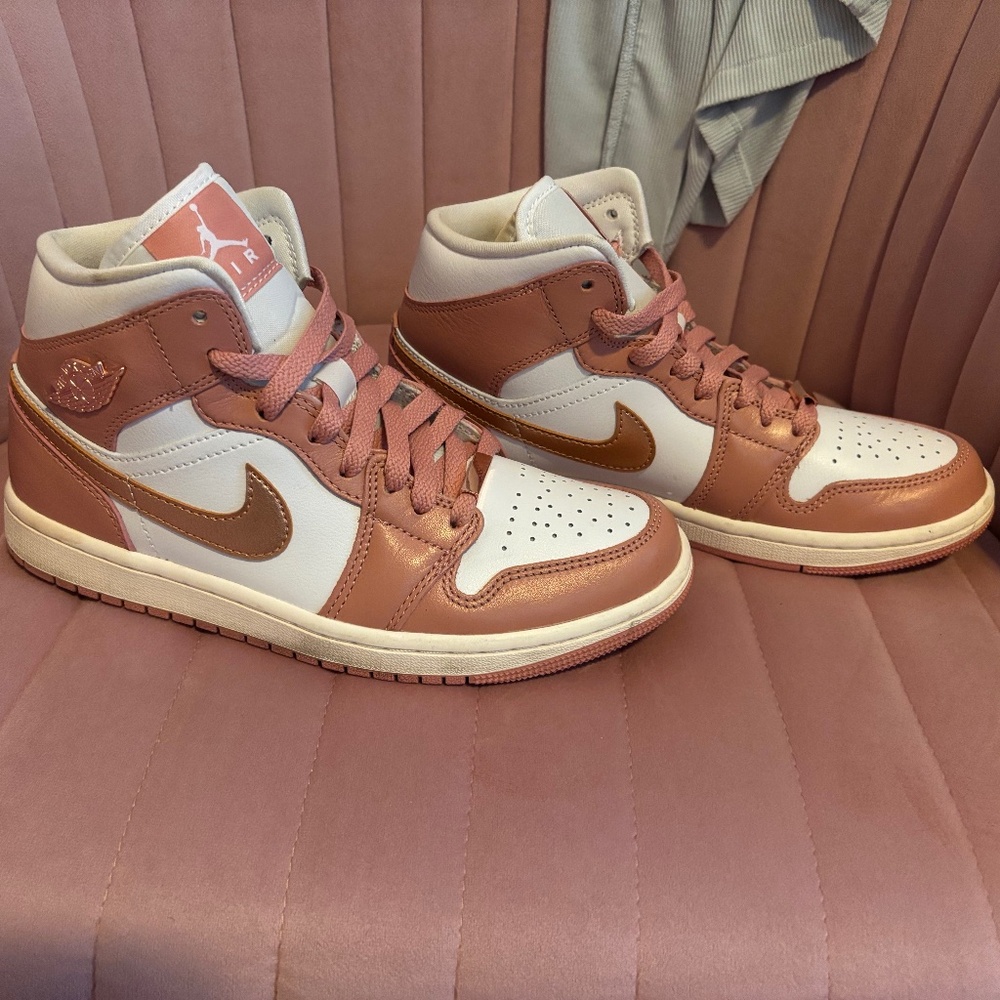 Women’s Nike air jordan retro mid 1 se red stardust